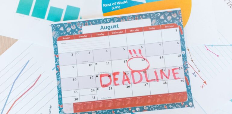 Calendrier avec une date limite encerclée en rouge, illustrant un agent IA pour les échéances qui suit les renouvellements d'une PME