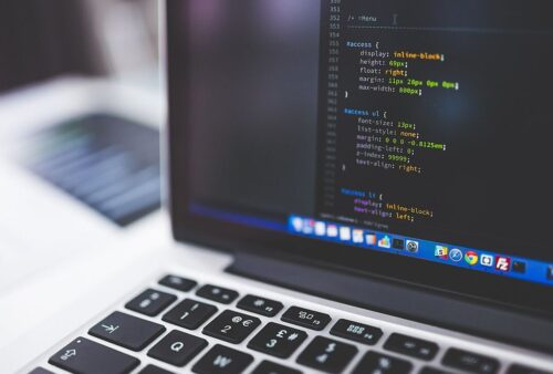 Ordinateur portable affichant du code informatique dans un éditeur