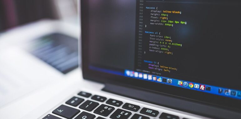 Ordinateur portable affichant du code informatique dans un éditeur