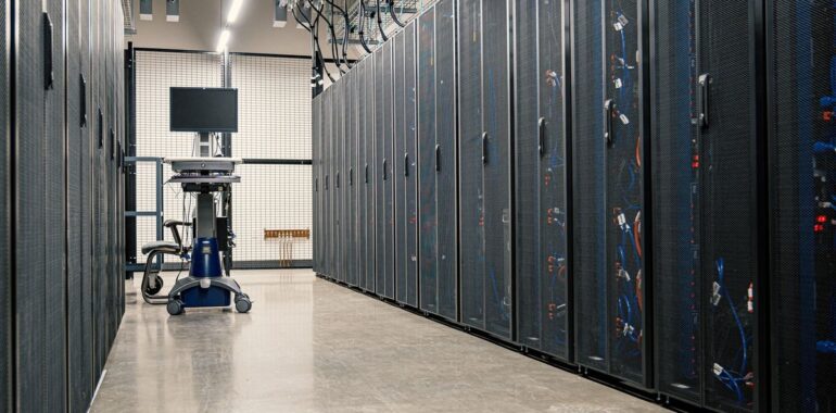 Allée de serveurs dans un centre de données, illustrant le piratage de ConnectWise Cloud Backup (SkyKick) et des locataires Microsoft 365
