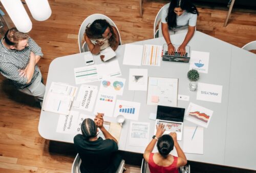 Personne qui travaille sur un ordinateur portable dans un bureau moderne