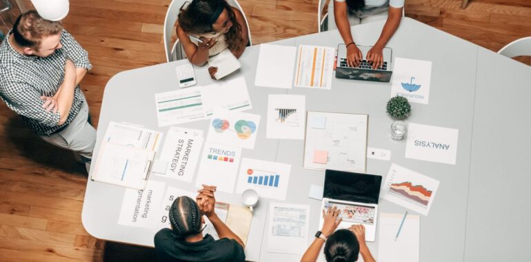 Personne qui travaille sur un ordinateur portable dans un bureau moderne