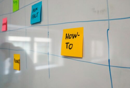 Notes autocollantes de couleur sur un tableau blanc de planification, comme les tableaux de projets gérés dans Jira et Confluence