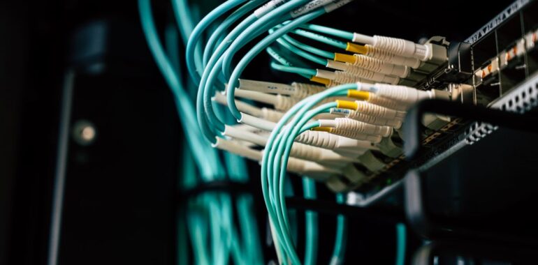 Câbles réseau branchés dans un serveur, illustrant la faille Cisco Secure Email Gateway exploitée par courriel piégé