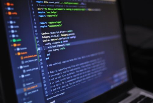 Gros plan d'écran affichant du code de programmation, illustrant la faille GitLab dans les serveurs CI/CD