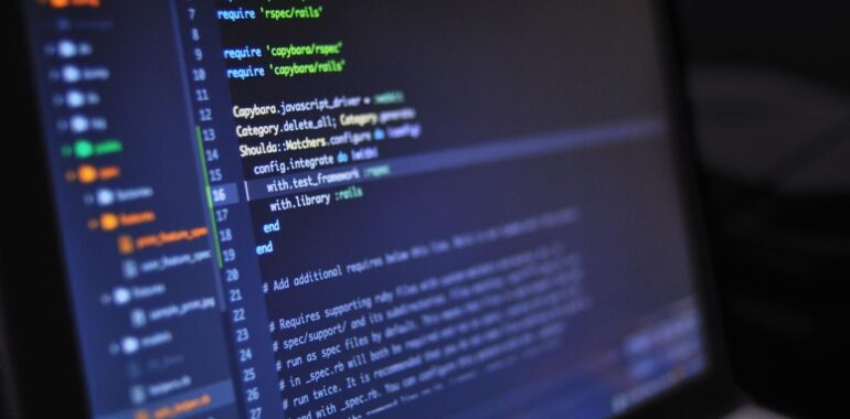 Gros plan d'écran affichant du code de programmation, illustrant la faille GitLab dans les serveurs CI/CD