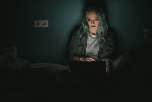 Personne seule devant un portable dans une pièce sombre, illustrant une connexion VPN pirate via la faille GlobalProtect