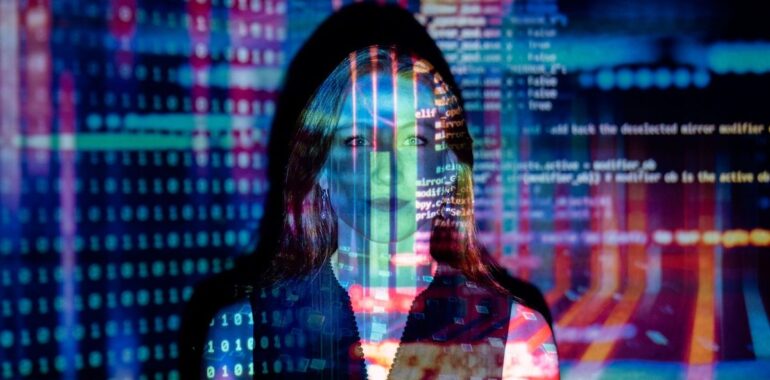 Code informatique projeté sur le visage d'une femme, illustrant la faille Ivanti Connect Secure exploitée en zero-day