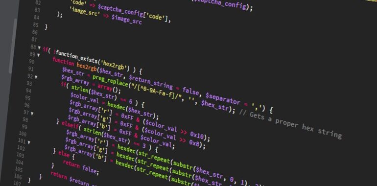 Code PHP coloré sur un écran sombre, illustrant la faille PHP critique corrigée le 21 octobre