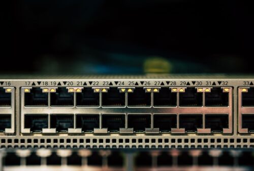 Gros plan sur les ports d'un commutateur réseau, comme les appareils d'accès à distance SonicWall SMA1000 exposés à Internet
