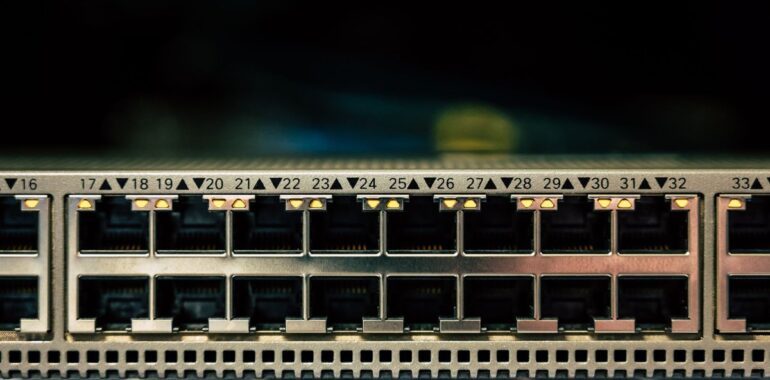 Gros plan sur les ports d'un commutateur réseau, comme les appareils d'accès à distance SonicWall SMA1000 exposés à Internet