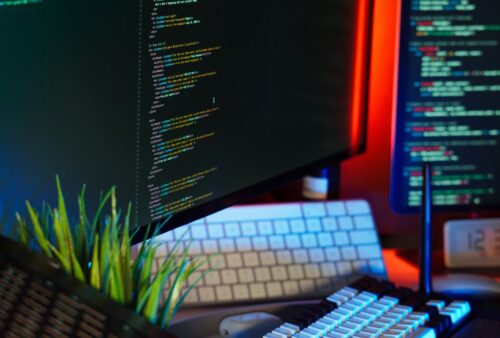 Écrans affichant du code sur un poste de développeur, illustrant la faille TeamCity des serveurs de compilation