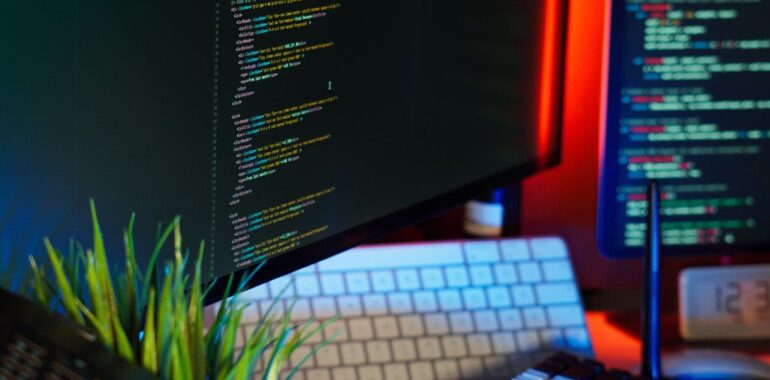 Écrans affichant du code sur un poste de développeur, illustrant la faille TeamCity des serveurs de compilation