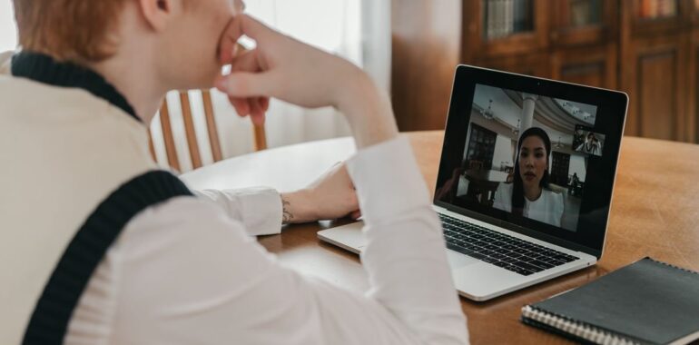Entrevue d'embauche par vidéoconférence sur un portable, illustrant le stratagème des faux employés TI à distance nord-coréens