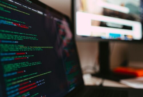 Écran d'ordinateur portable affichant du code dans un éditeur sombre