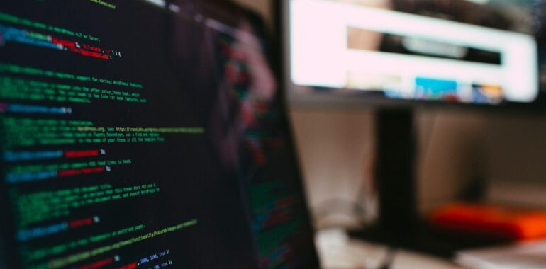 Écran d'ordinateur portable affichant du code dans un éditeur sombre