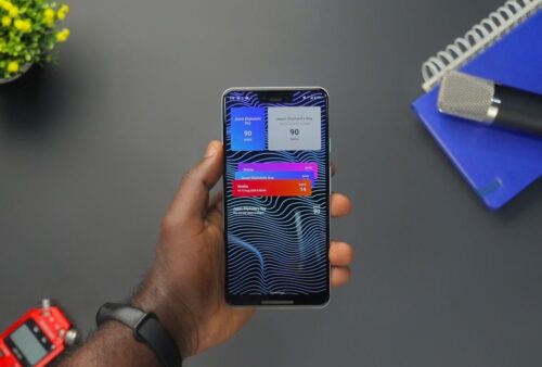 Main tenant un téléphone intelligent qui affiche des notifications à l'écran