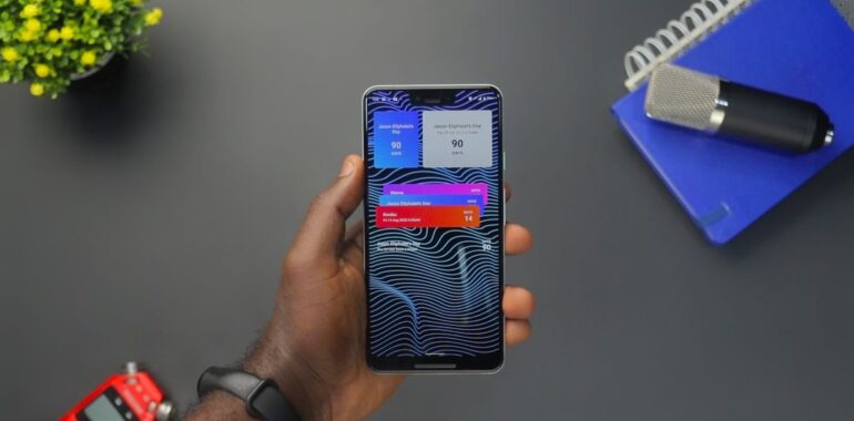 Main tenant un téléphone intelligent qui affiche des notifications à l'écran