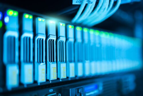 Baie de serveurs aux voyants lumineux dans un centre de données, comme l'infrastructure infonuagique d'IDCF Cloud touchée par un rançongiciel