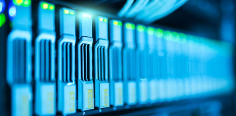 Baie de serveurs aux voyants lumineux dans un centre de données, comme l'infrastructure infonuagique d'IDCF Cloud touchée par un rançongiciel