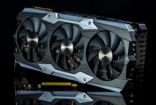 Carte graphique à trois ventilateurs sur fond noir, le type de matériel que PoeLLM détourne pour miner de la cryptomonnaie