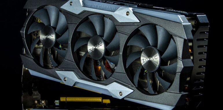 Carte graphique à trois ventilateurs sur fond noir, le type de matériel que PoeLLM détourne pour miner de la cryptomonnaie