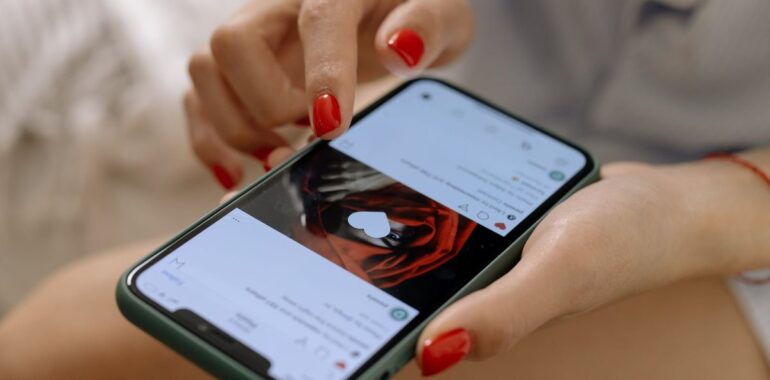 Femme faisant défiler son téléphone intelligent, illustrant les publicités piégées qui installent un logiciel espion sans clic