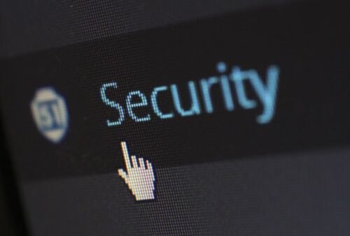 Curseur de souris sur un écran affichant des mentions de sécurité et antivirus