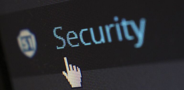 Curseur de souris sur un écran affichant des mentions de sécurité et antivirus