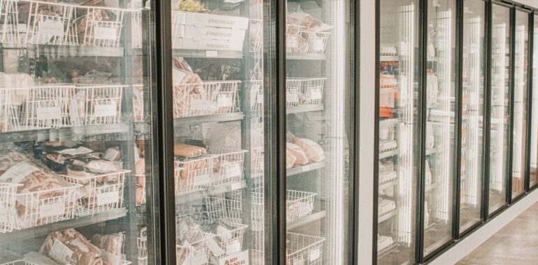 Congélateurs vitrés d'un commerce alimentaire, illustrant l'attaque contre la réfrigération connectée des supermarchés français